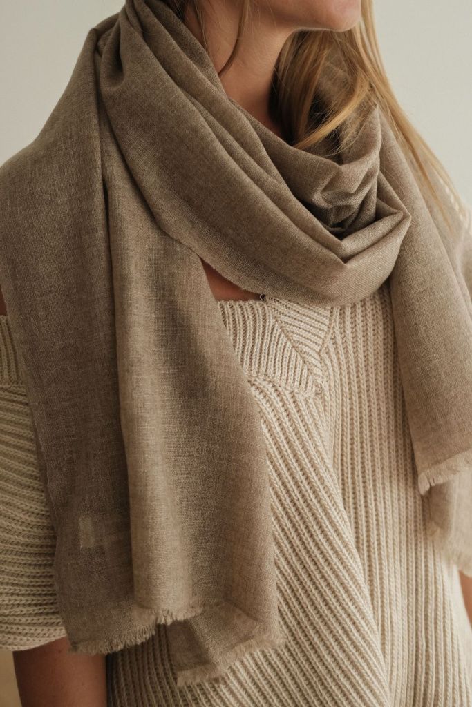 Кашемировый палантин YANGRA ручной работы в цвете natural beige